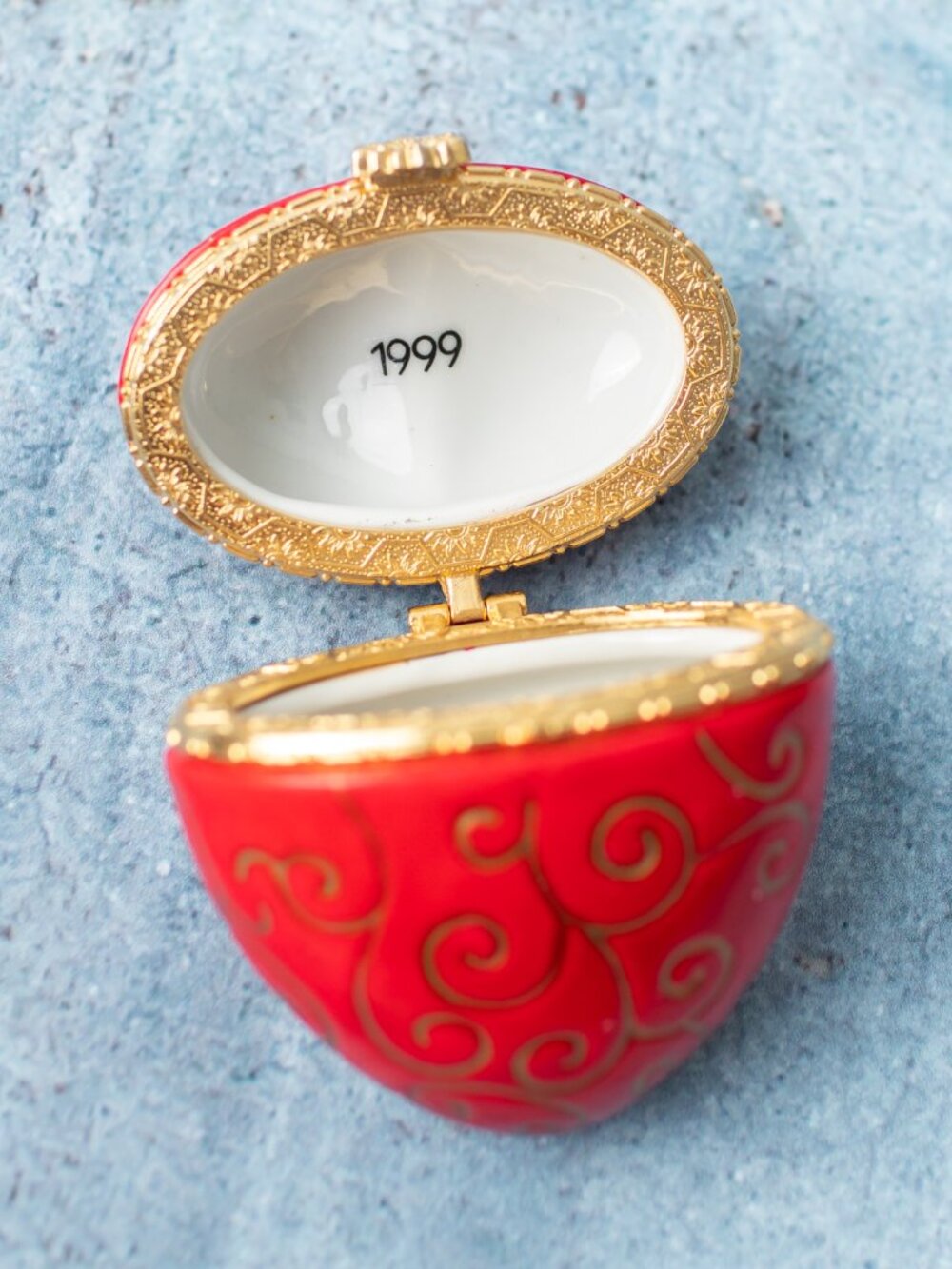 Heart Shaped Red Trinket Box Gold Scrollwork Porcelain Hinged 1999 Keepsake Box - Picture 4 of 6